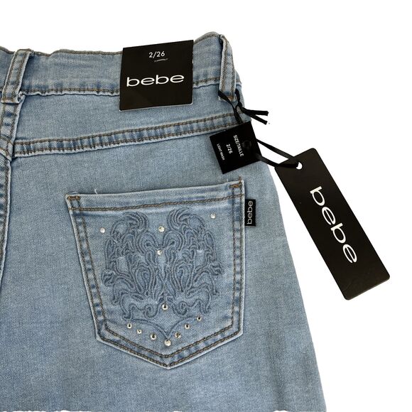 New Women’s Bebe Denim Shorts Stone Embroidered Sz 2 (26) NWT Light Wash Raw Hem - Picture 2 of 9